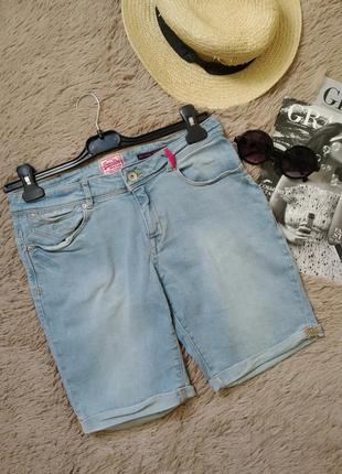 Удлиненные светлые джинсовые шорты1 фото