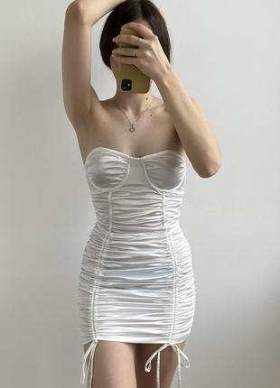Шикарное атласное платье без лямок с драппировкой2 фото