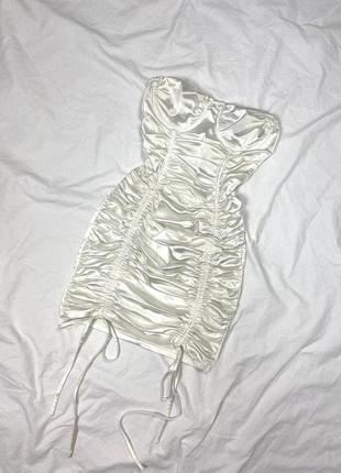 Шикарное атласное платье без лямок с драппировкой6 фото