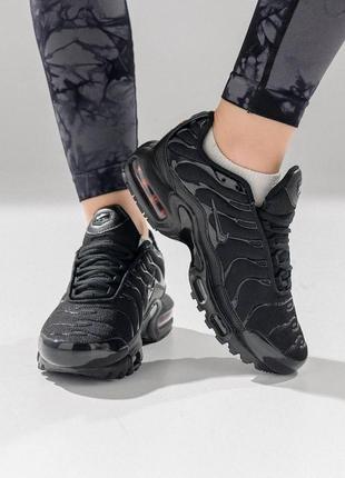 Жіночі кросівки nike air max plus triple all black, кеди жіночі найк чорні. жіноче взуття