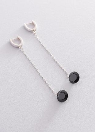 Серебряные серьги с черными камнями на 
цепочке 122926