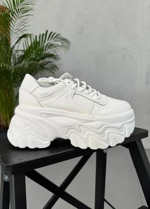 Білі кросівки на високій платформі8 фото