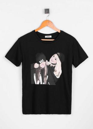 Стильная чёрная футболка с рисунком принтом девушка хит