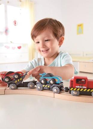 Набор для игрушечной железной дороги hape поезд-транспортер для гоночных автомобилей (e3735)3 фото