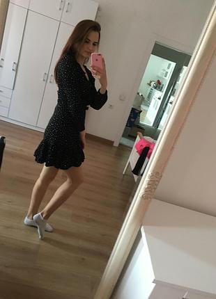 Чорна сукня на запах в горошок