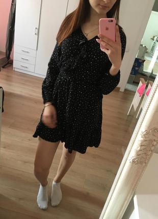 Чорна сукня на запах в горошок