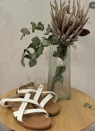 Босоніжки білі