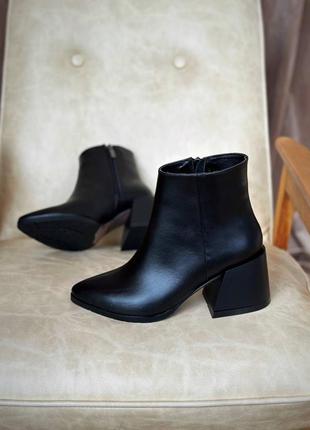 Удобные классические ботинки