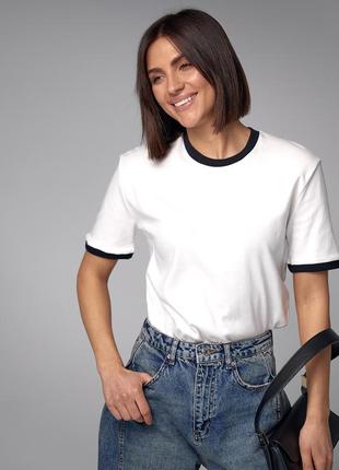 Жіноча футболка з контрастною окантовкою