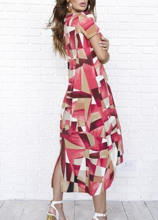 Свободное платье с геометрическим принтом