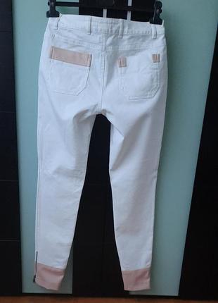 Джинсы (брюки, брюки) белого цвета, декорированы вставками из эко кожи.2 фото