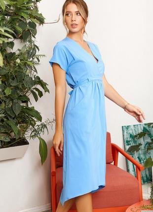Голубое асимметричное платье с декольте на запах1 фото