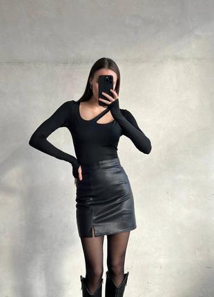 Костюм женский, кофта с вырезом, кожаная юбка, стильный комплект черный, бежевый3 фото