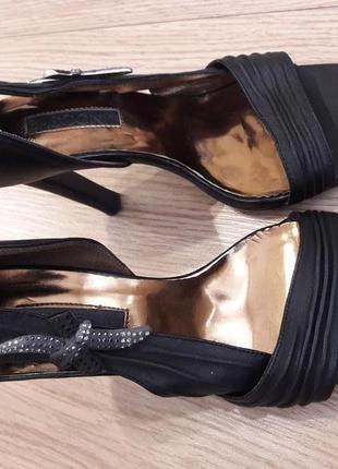 Невероятно красивые кожаные туфли с открытым носочком и украшение- бантом. basconi