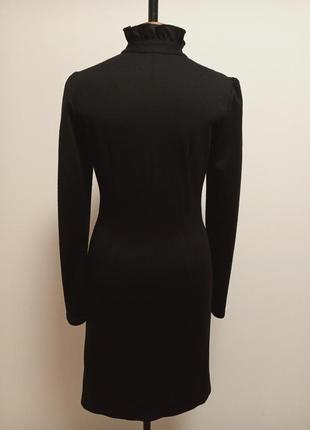 Силуэтное платье с украшением на груди.3 фото