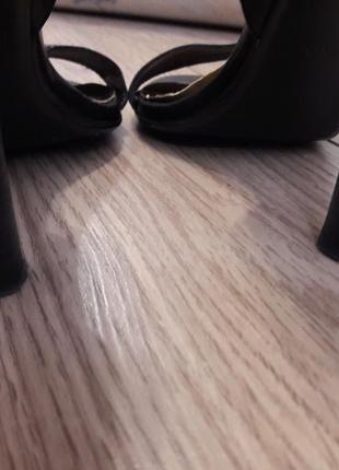 Невероятно красивые кожаные туфли с открытым носочком и украшение- бантом. basconi