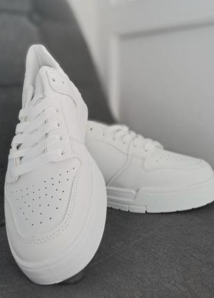 Кроссовки белые