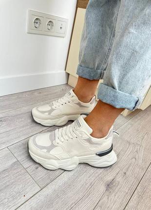 Стильные белые женские кроссовки