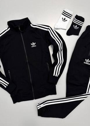 Костюм adidas унисекс в 5 цветах: кофта-брюки
2 пары носков в подарок!