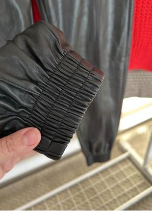 Черные кожаные брюки джоггеры, кожаные штаны bershka 🖤🍂утепленые4 фото