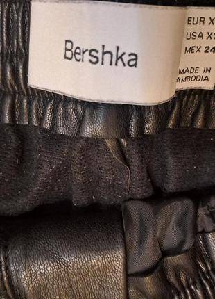 Черные кожаные брюки джоггеры, кожаные штаны bershka 🖤🍂утепленые9 фото