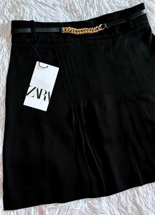 Стильная черная юбка zara с вставками плиссировки и золотой фурнитурой