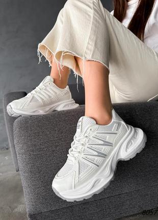 Белые очень стильные кроссовки эко с серебряными вставками