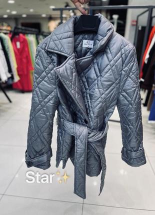 Куртка жіноча під пояс сіра, стьобана демісезонна