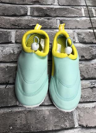 Аквашузи, чудово підійдуть для поясу чи біля басейну