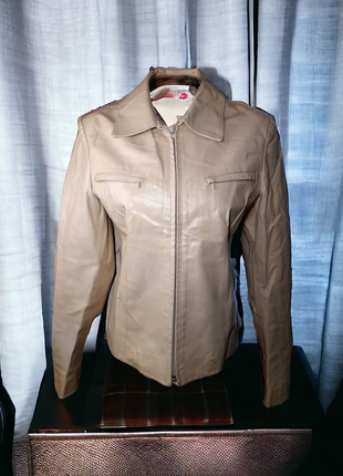 Женская кожаная куртка в состоянии новой с малозаметным дефектом1 фото