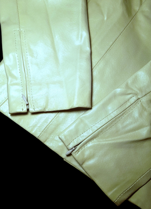 Женская кожаная куртка в состоянии новой с малозаметным дефектом4 фото