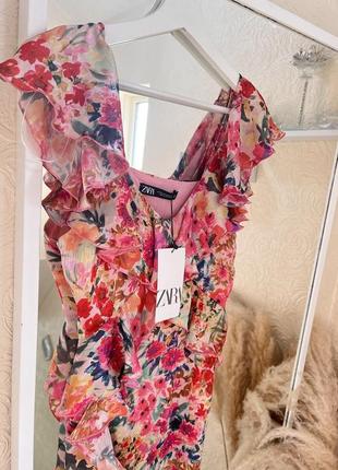 Шикарное платье с воланами и цветочным принтом8 фото