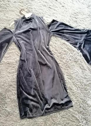 Очень красивое платье  нарядное эффектное