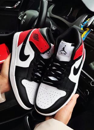 Женские кроссовки nike air jordan 1 retro белые с чёрным и красным