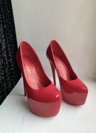 Красные туфли на высоком каблуке2 фото