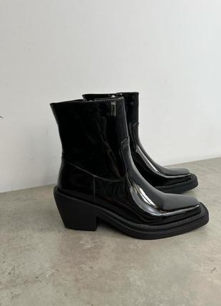 Черные лаковые ботинки на низком каблуке7 фото
