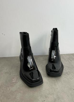 Черные лаковые ботинки на низком каблуке8 фото