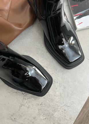 Черные лаковые ботинки на низком каблуке6 фото