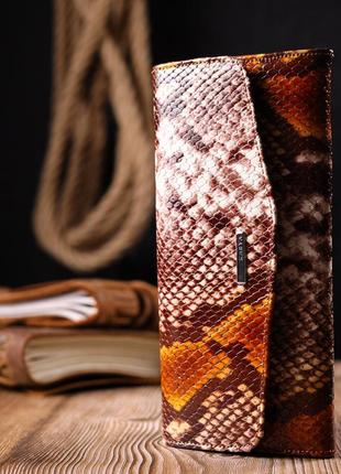 Лакированный женский кошелек с клапаном из фактурной кожи под рептилию karya 21117 разноцветный7 фото