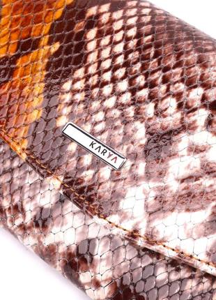 Лакированный женский кошелек с клапаном из фактурной кожи под рептилию karya 21117 разноцветный3 фото