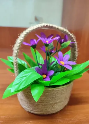 Велика корзинка з фіолетовими квітами1 фото