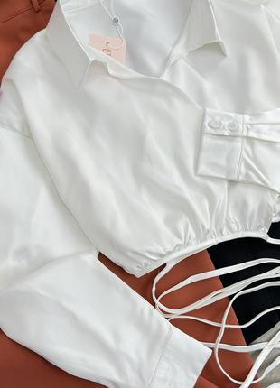 Біла скрочена атласна блуза топ із зав'язками на талії2 фото