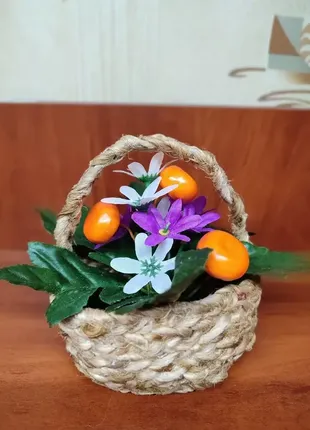 Корзина с цветами и мандаринами1 фото
