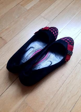 Туфли балетки из натуральной замши фирмы nina (польша) черного цвета , отделка малиновая лента и стразы. размер 39, б/у, в отличном состоянии.