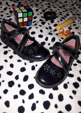Яркие лакерованые кожаные туфли clarks