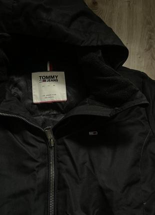 Tommy hilfiger черная женская куртка пуховик с капюшоном томми6 фото