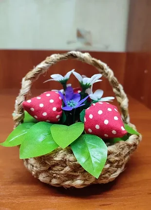 Корзина з квітами та полуницею