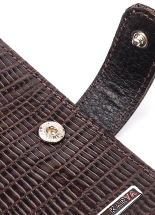 Лакированное мужское портмоне с хлястиком из натуральной фактурной кожи karya 21082 коричневый3 фото