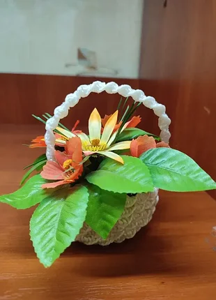 Біла корзинка з оранжевими квітами