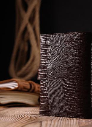Лакированное мужское портмоне с хлястиком из натуральной фактурной кожи karya 21194 коричневый8 фото